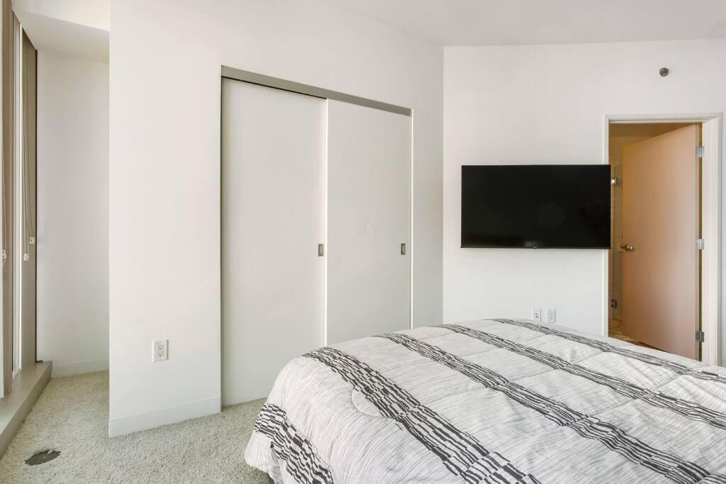Lovely Upscale High Rise Private Parking & Pool Apartment Los Angeles Exterior photo