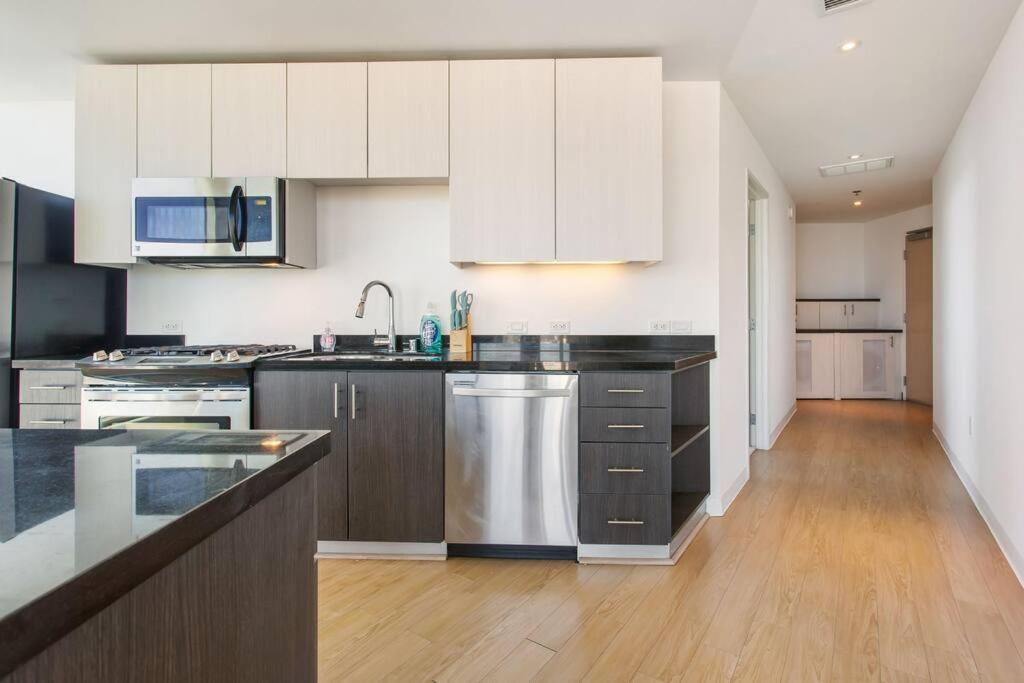 Lovely Upscale High Rise Private Parking & Pool Apartment Los Angeles Exterior photo