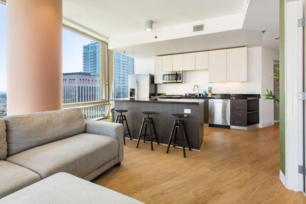 Lovely Upscale High Rise Private Parking & Pool Apartment Los Angeles Exterior photo